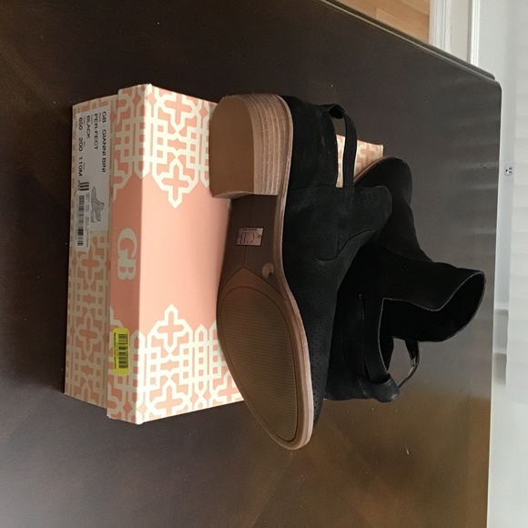 Shoes, Brahmin handbag, designer dress - Picture 14 of 16